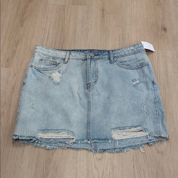 refuge Dresses & Skirts - NWT Refuge Large Denim Mini Skirt